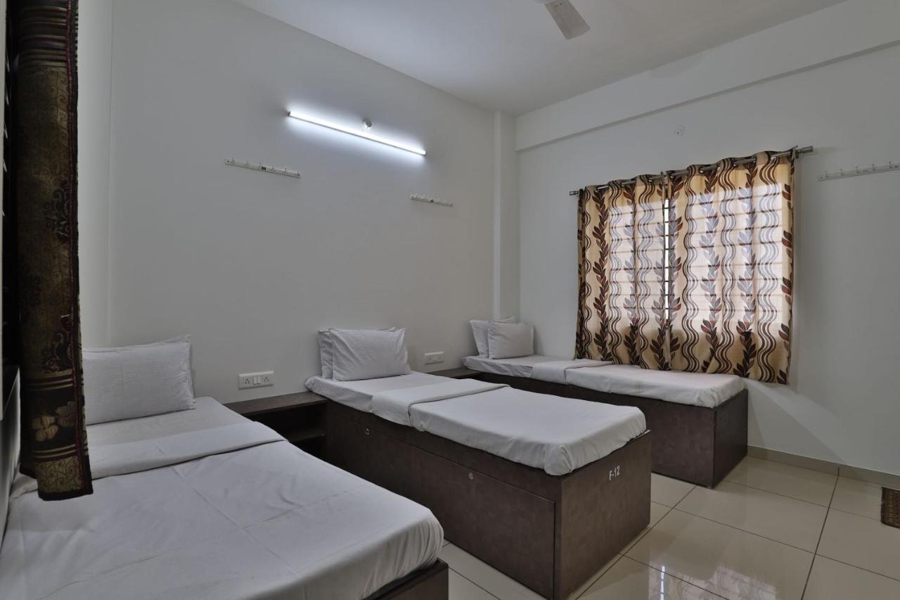 Spot On 38154 Shakti Hostel & Hotel Bhuj Ngoại thất bức ảnh