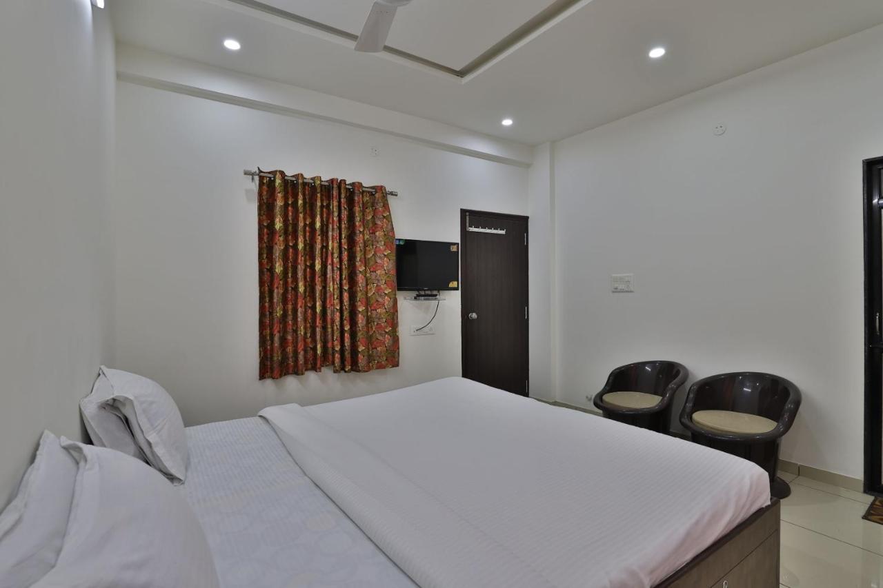 Spot On 38154 Shakti Hostel & Hotel Bhuj Ngoại thất bức ảnh