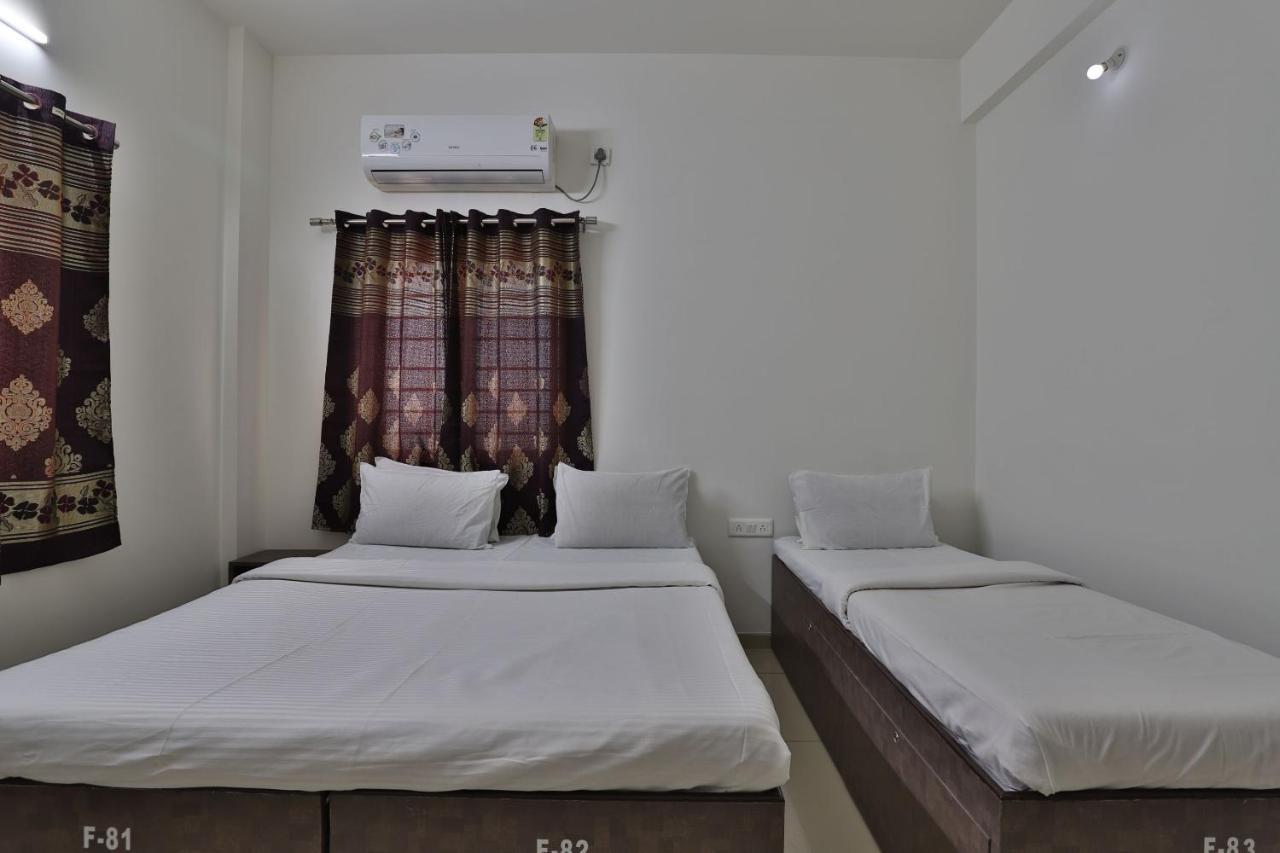 Spot On 38154 Shakti Hostel & Hotel Bhuj Ngoại thất bức ảnh